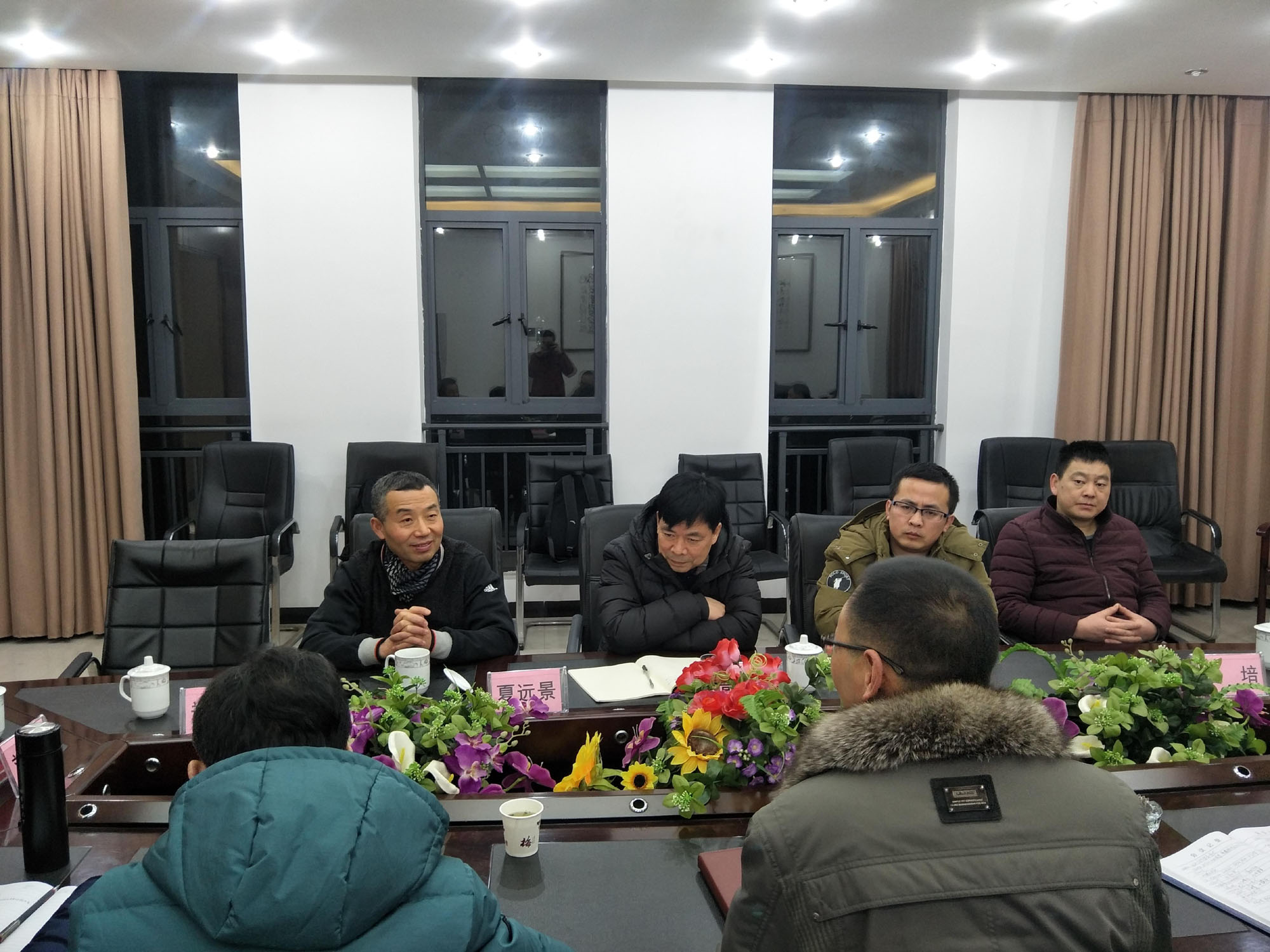 講座現場,老師和學生們認真聆聽專家的授課