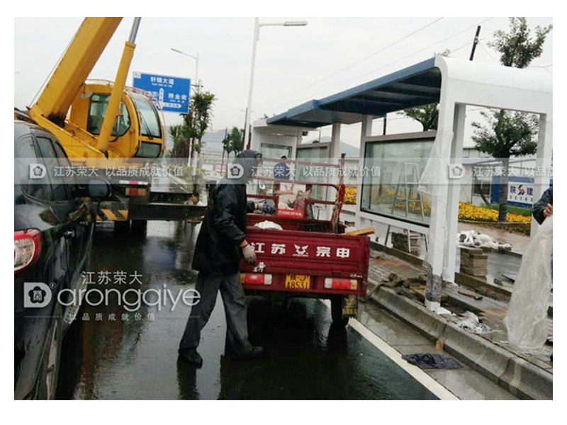 公交候車亭廠家安裝現場 公交候車亭廠家安裝現場