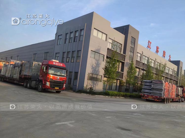 河南公交站臺(tái)兩車齊發(fā)