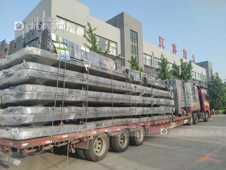江蘇榮大智能公交站臺三車齊發(fā)配圖一