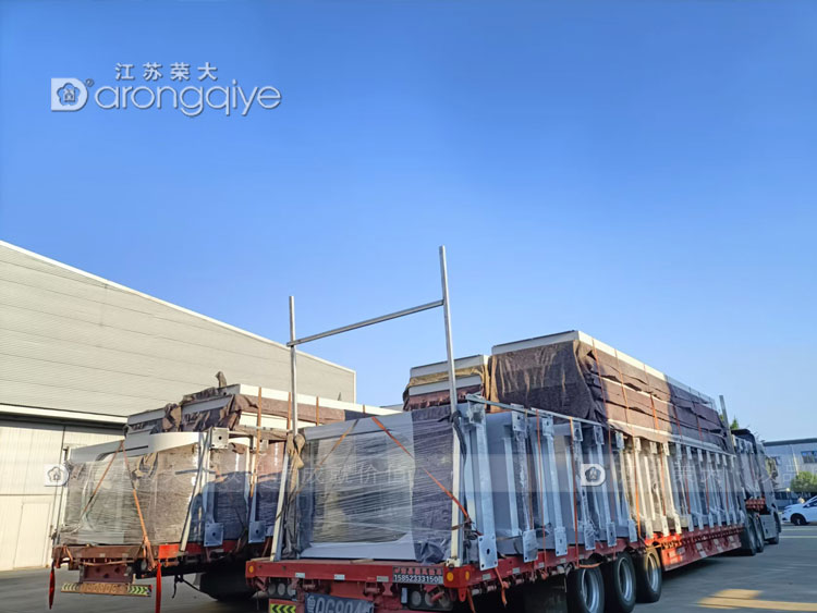 河北公交車站候車亭發貨第六批次兩車連發